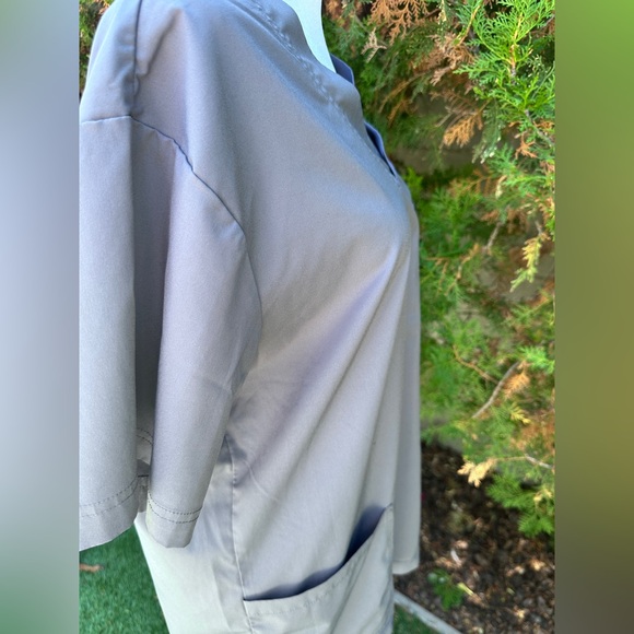 Women’s White CrossFit Gray V-Neck Scrub Top size M - Picture 4 of 5